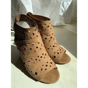 Heart in D Platform Peep Toe Pumps Faux Suede Square Heel Size 9
